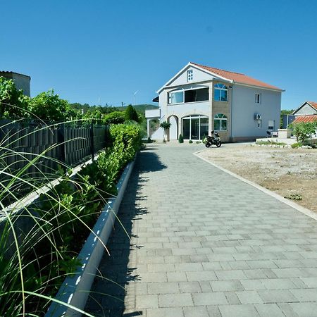Apartment Lana Bristivica Eksteriør billede