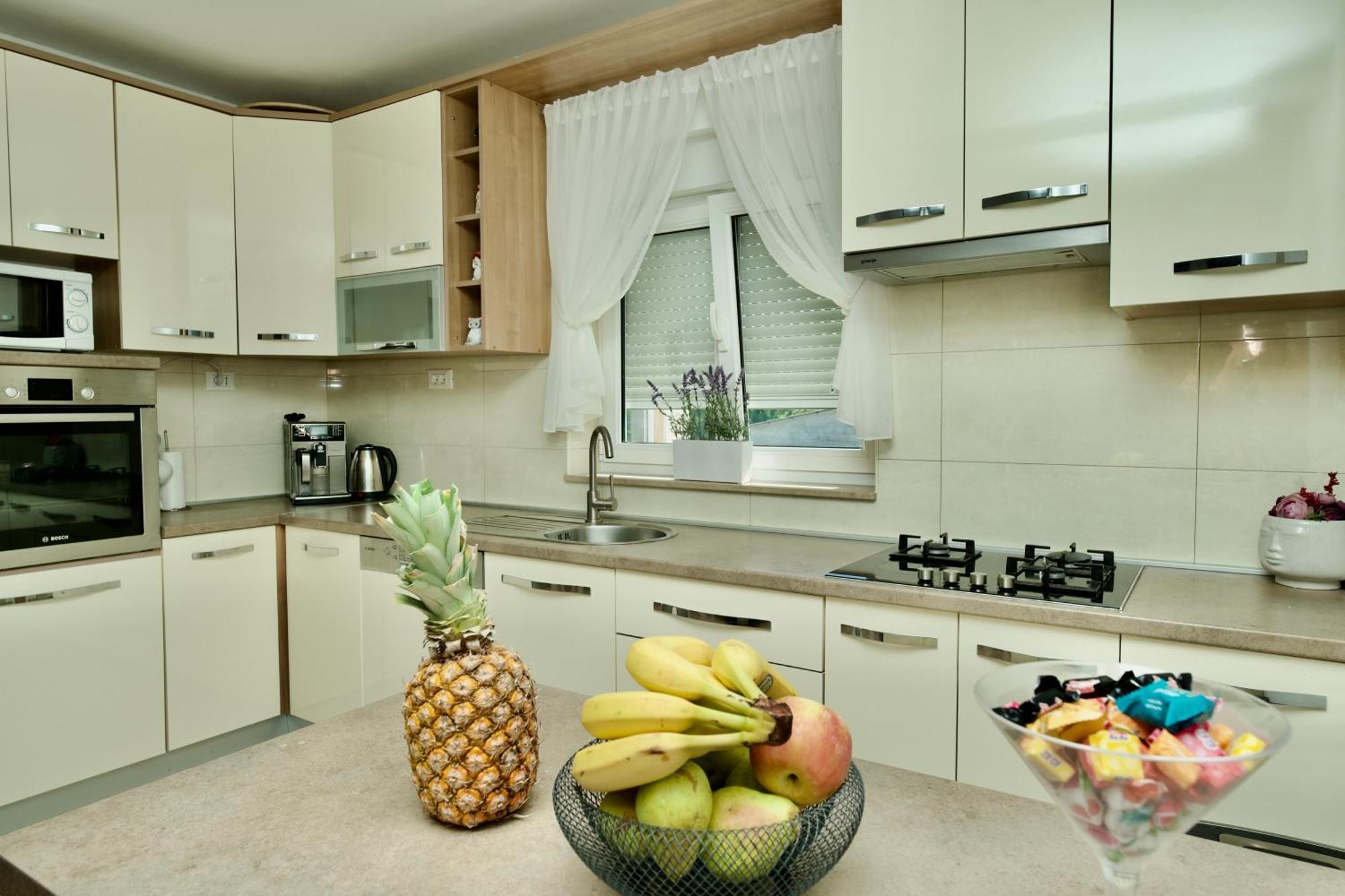 Apartment Lana Bristivica Eksteriør billede