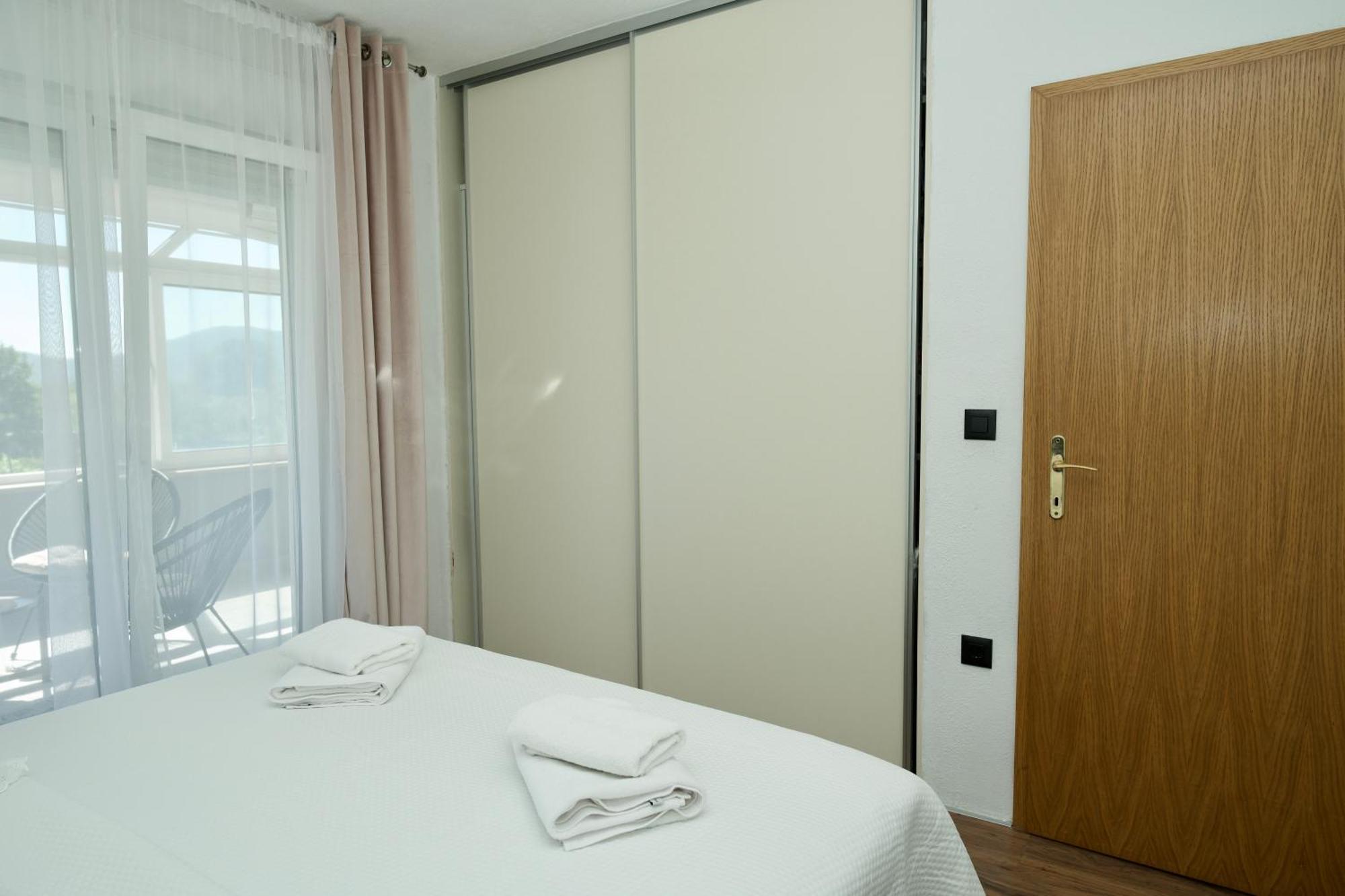 Apartment Lana Bristivica Eksteriør billede