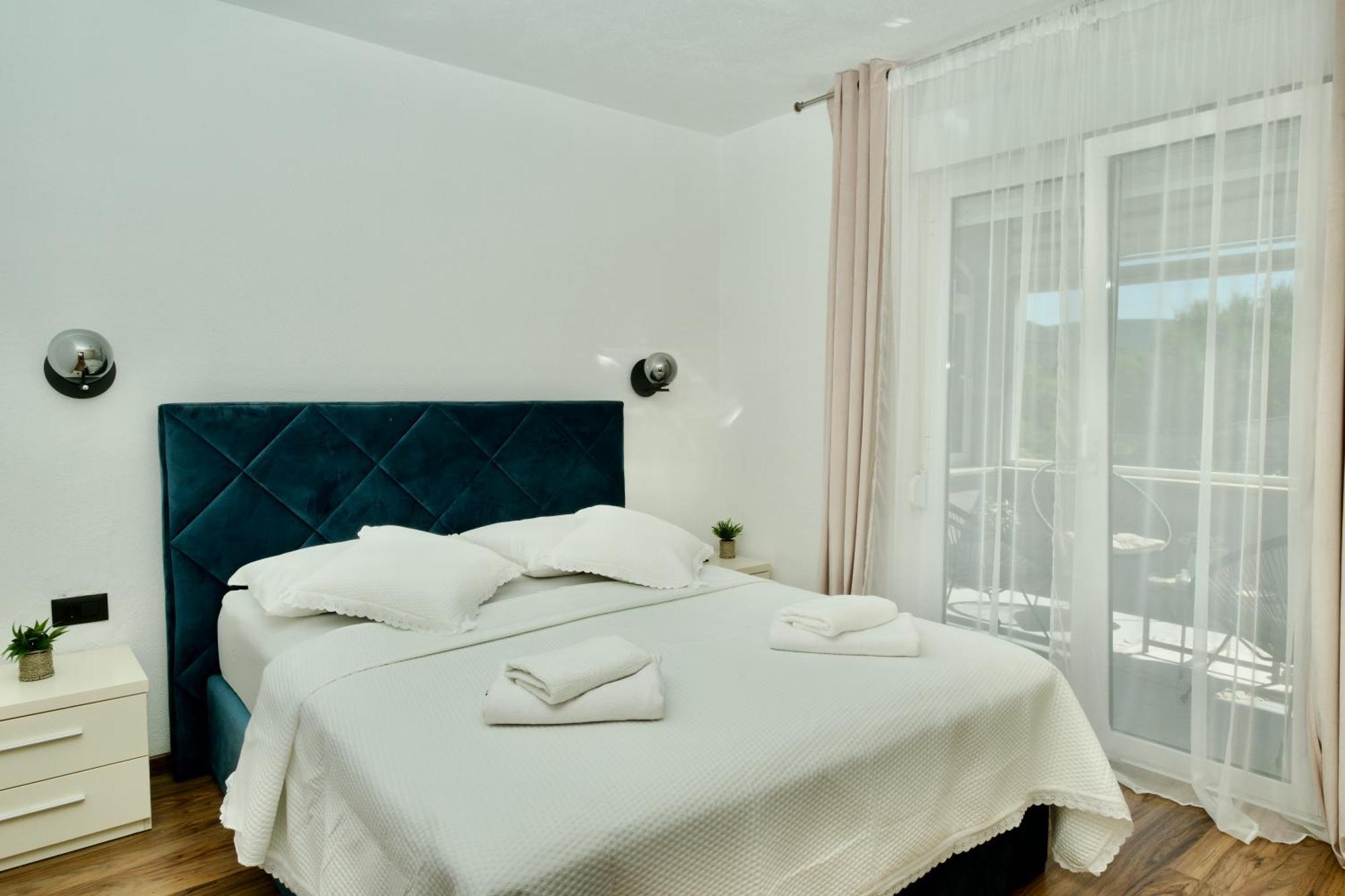 Apartment Lana Bristivica Eksteriør billede