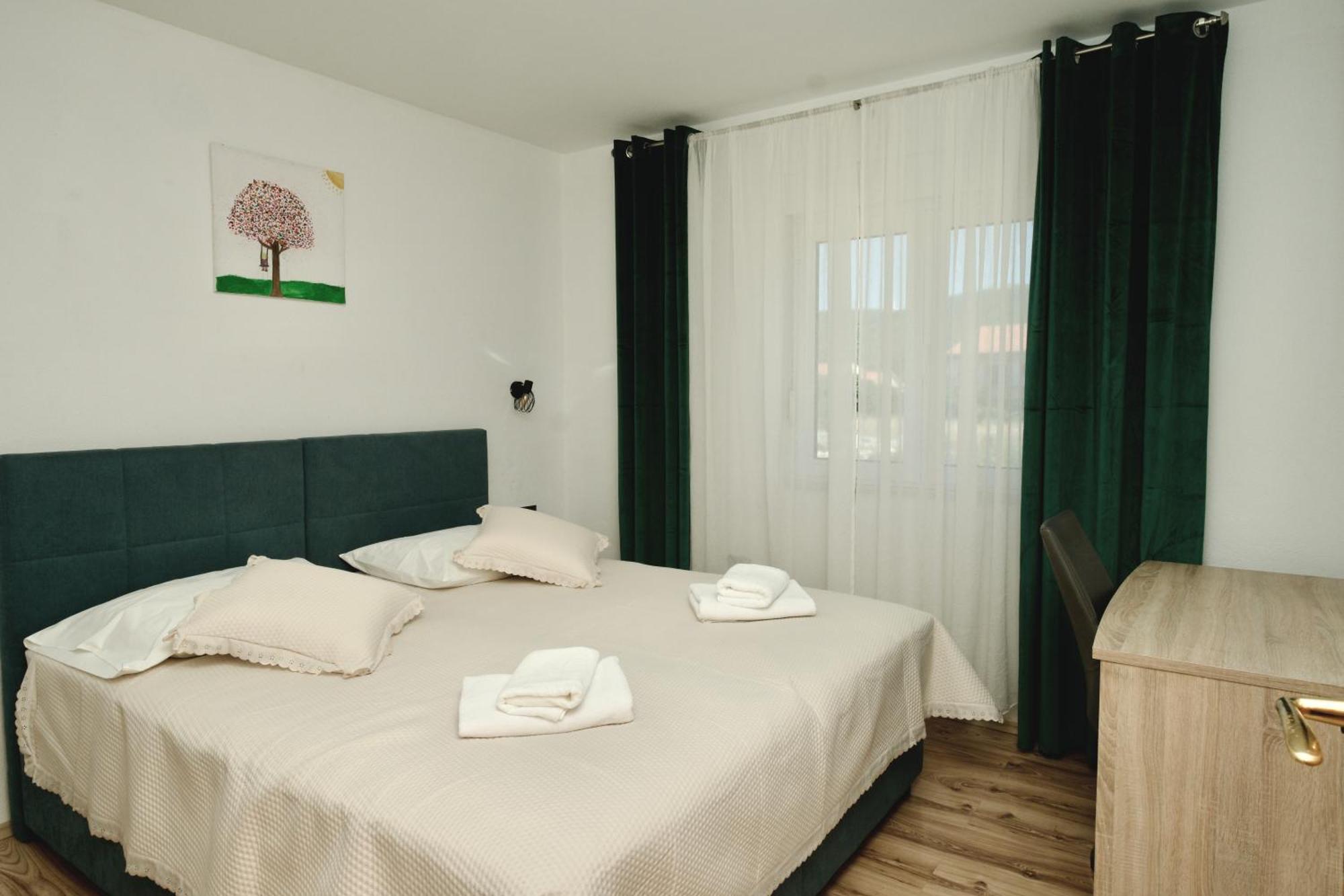 Apartment Lana Bristivica Eksteriør billede